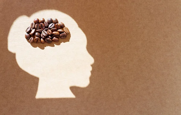 Pilha Grãos Café Torrados Dispostos Forma Cérebro Dentro Uma Silhueta — Fotografia de Stock