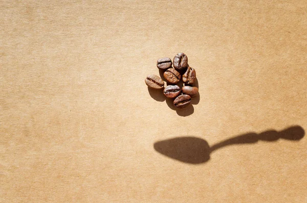 Egy Rakás Pörkölt Kávébab Egy Kanál Árnyék Sziluett Egy Kézműves — Stock Fotó