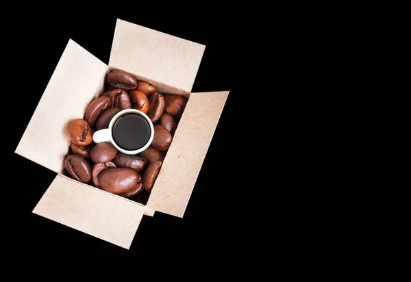 Kavrulmuş Kahve Çekirdekleri Minyatür Bir Nakliye Kutusunda Siyah Bir Espresso — Stok fotoğraf