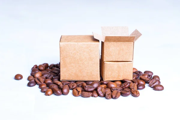 Tarafsız Bir Zemine Izole Edilmiş Minyatür Karton Kutular Kavrulmuş Kahve — Stok fotoğraf