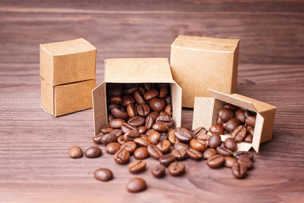 Ahşap Zemin Üzerinde Kavrulmuş Kahve Çekirdekleri Olan Kapalı Açık Minyatür — Stok fotoğraf