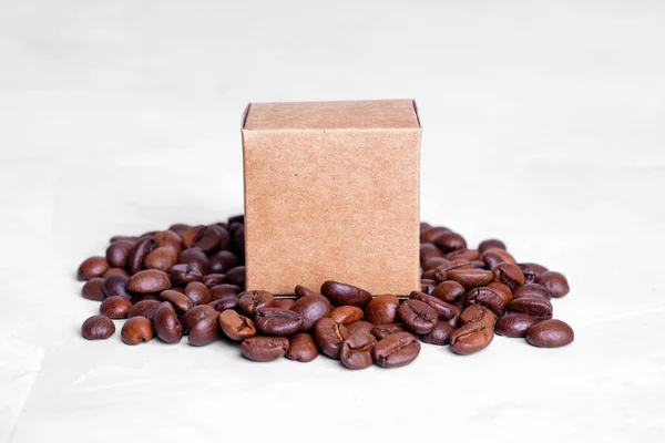 Minipappkartong Placerad Ovanpå Hög Med Rostade Kaffebönor Isolerade Neutral Bakgrund — Stockfoto