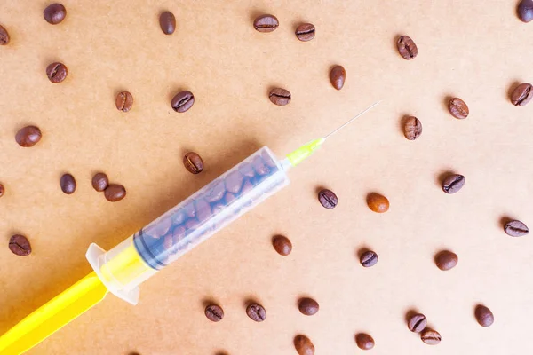 Geröstete Kaffeebohnen Und Medizinische Spritze Hintergrund Kreatives Konzept Zur Koffeinabhängigkeit — Stockfoto