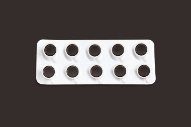 Mavi üzerine izole edilmiş küçük kahve fincanlarından yapılmış su toplayan tabletler. Kahve sosyal uyuşturucu konseptidir..