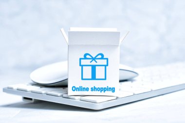 Klavye, fare ve küçük hediye kutusu. Çevre değerleri çevrimiçi alınıyor.