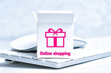 Klavyeye yerleştirilmiş küçük bir hediye kutusu. Çevrimiçi olarak sırala.