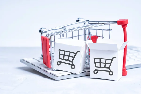 Trole Empurrão Supermercado Miniatura Caixas Papelão Branco Marcadas Com Símbolos — Fotografia de Stock