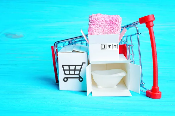 Fürdőszobai Kellékek Online Vásárlási Koncepció Miniatűr Tolókocsi Kis Szállítási Dobozok — Stock Fotó