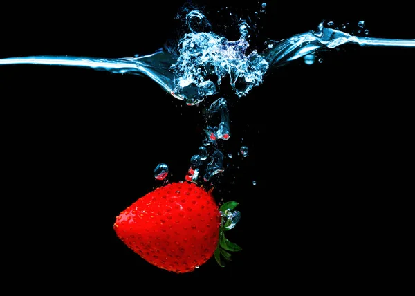 Single Whole Ripe Strawberry Sinking Underwater Splashes Isolated Black Background — Stock Photo, Image