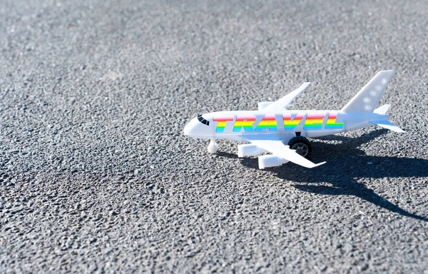 Közelkép Egy Játékgépről Ami Úton Parkol Kreatív Utazás Repülőgépkoncepcióval — Stock Fotó
