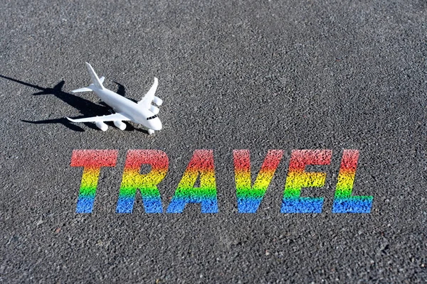 Zabawkowy Samolot Kolorowe Słowo Travel Malowane Pasie Startowym — Zdjęcie stockowe