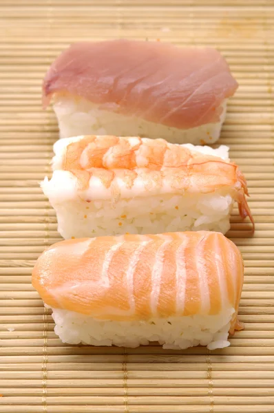 Sushi auf Matte — Stockfoto