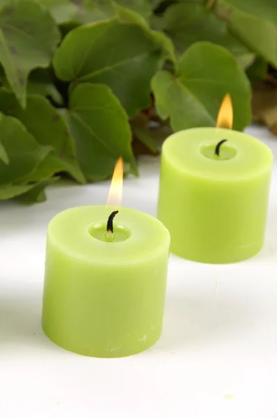 Svíčka s zeleným břečťanem — Stock fotografie