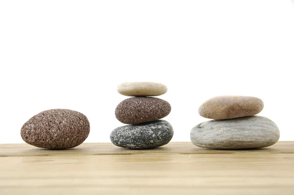 Piedras aisladas sobre tabla de madera — Foto de Stock