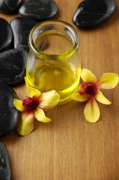 Líquido con orquídea en el spa — Foto de Stock