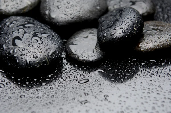 Pedras pretas molhadas fechar — Fotografia de Stock