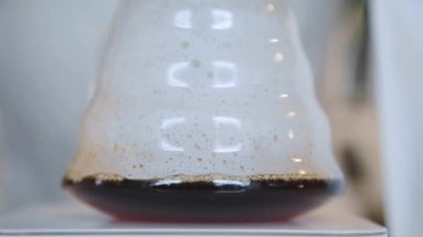 Filtre kahve makinesi, termometre ve ahşap masa üzerinde dijital ölçek ile su ısıtıcısı yakın. Barista kahve demleme, yöntem üzerine dökün, kahve damla.