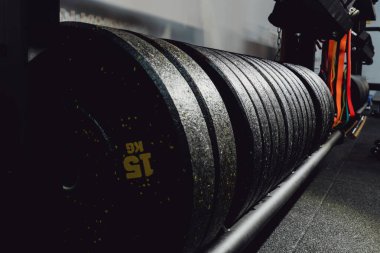 Spor salonunda ağırlık çalışması için halterler halterde..