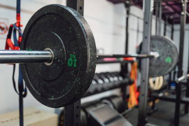 Spor salonunda halterli ağırlık bankı. spor, spor ve vücut geliştirme konsepti..