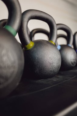 Kettlebell spor için spor salonunda. Kas eğitimi için demir.