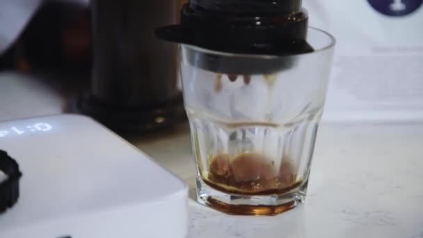 Ο Μπαρίστα φτιάχνει καφέ στο καφέ. Ρίχνουμε βραστό νερό από τσαγιέρα σε κατσαρόλα με αλεσμένο καφέ. — Αρχείο Βίντεο