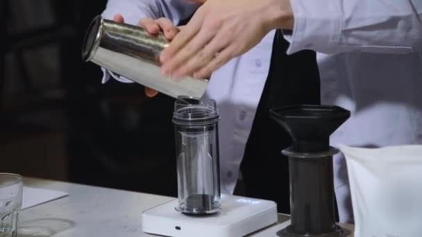 Barista kafede kahve yapar. Çaydanlıktan kaynamış suyu topraklanmış kahveyle birlikte uçak demliğine dök.. — Stok video
