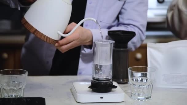 Barista kafede kahve yapar. Çaydanlıktan kaynamış suyu topraklanmış kahveyle birlikte uçak demliğine dök.. — Stok video