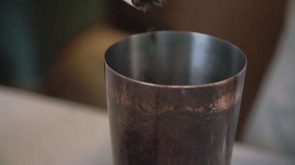 Ο μπάρμαν χύνει σε καβουρδισμένους κόκκους καφέ για να τους αλέσει και να φτιάξει τον καφέ μετά.. — Αρχείο Βίντεο