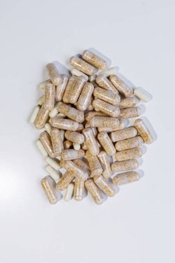 Bitki yaprağıyla sağlıklı beslenmek için kapsüllerdeki bitkisel ilaçlar, iyi bir yaşam tarzı için alternatif eklentiler izole edilmiş arka planlar. Üst görünüm.