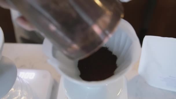 필터 커피 메이커를 닫고, 온도계와 디지털 스케일의 주전자를 탁자 위에 놓습니다. 바리스타 가커피를 끓이는 모습, 커피를 붓는 방법, 드립 커피. — 비디오