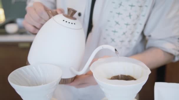 Gros plan de la cafetière filtre, bouilloire avec thermomètre et balance numérique sur la table. Barista café de brassage, méthode verser sur, goutte à goutte de café. — Video