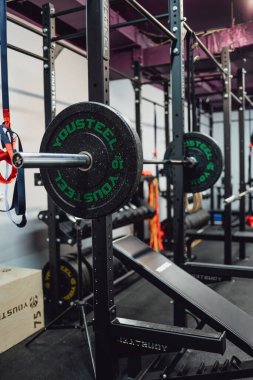 Spor salonunda halterli ağırlık bankı. spor, spor ve vücut geliştirme konsepti..