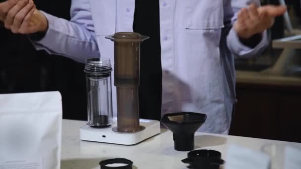 Barista kafede kahve yapar. Çaydanlıktan kaynamış suyu topraklanmış kahveyle birlikte uçak demliğine dök.. — Stok video
