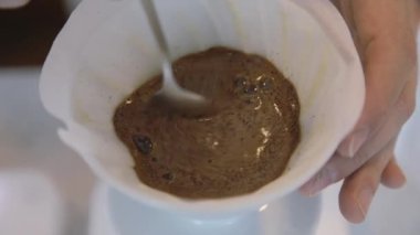 Filtre kahve makinesini kapat, termometre ve dijital ölçekte ısıt. Barista kahve yapıyor, metot dökülüyor, kahve damlıyor..