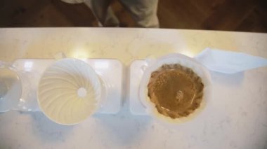 Filtre kahve makinesini kapat, termometre ve dijital ölçekte ısıt. Barista kahve yapıyor, metot dökülüyor, kahve damlıyor..