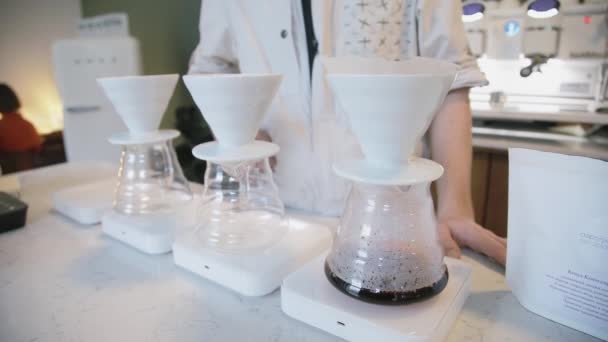 Großaufnahme von Filterkaffeemaschine, Wasserkocher mit Thermometer und Digitalwaage auf dem Tisch. Barista brüht Kaffee, Methode übergießen, Kaffee tropfen. — Stockvideo