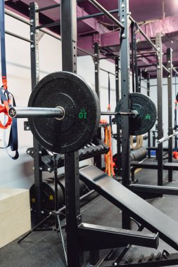 Spor salonunda halterli ağırlık bankı. spor, spor ve vücut geliştirme konsepti..