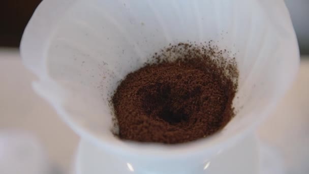 Primo piano della macchina da caffè filtro, bollitore con termometro e bilancia digitale sul tavolo. Barista birra caffè, metodo versare sopra, gocciolare caffè. — Video Stock