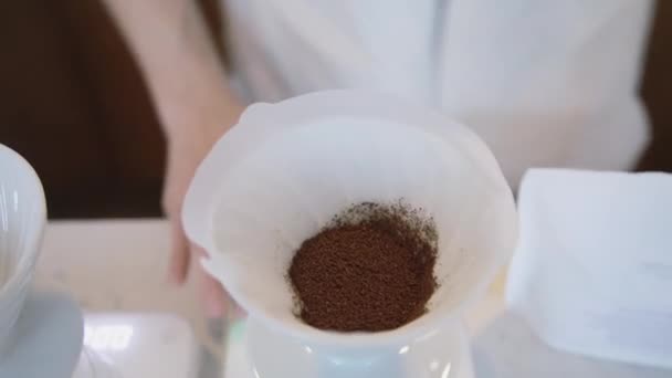 Detailní záběr filtru kávovaru, konvice s teploměrem a digitální stupnice na stole. Barista vaření kávy, metoda přelévání, kapání kávy. — Stock video