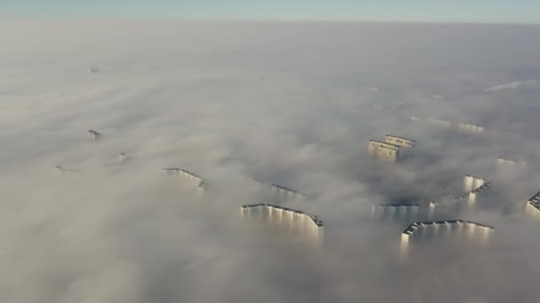 着信厚い霧の中で背の高い家のシルエット。早朝の白い雲のメガロポリス. — ストック動画
