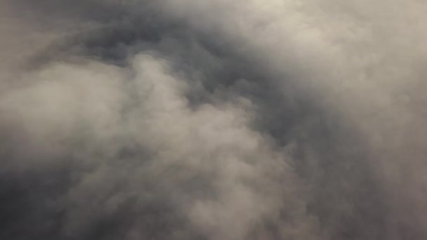 Удивительный природный ландшафт, беспилотник в небе. Выше поднимаясь из густого тумана над прекрасным океаном облаков на восходе солнца. Солнце поднимается сверху вид бесконечного моря облаков до горизонта. — стоковое видео