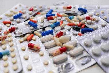 Güzel bir şablonla düzenlenmiş su toplamada haplar ve kapsüllerle dolu. İlaç endüstrisi konsepti. Eczane eczanesi. Üst görünüm.