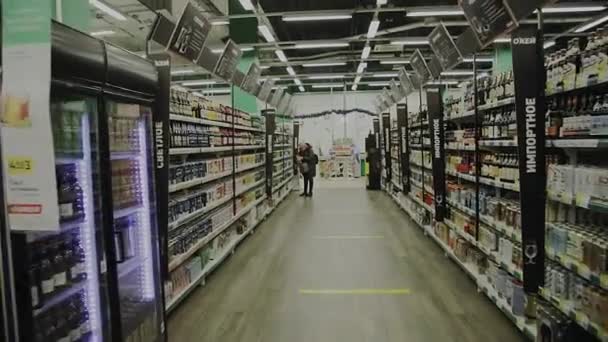 莫斯科。俄罗斯。2021年左右。在一个有各种酒精饮品的超级市场购物商场. — 图库视频影像