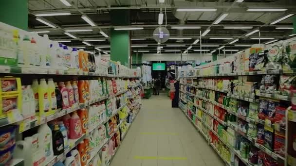 Moscow. Russia. Circa 2021. Shopping arcade in a hypermarket with household chemicals and cleaning products. — Vídeo de Stock