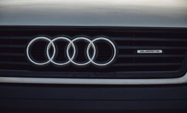 Moskova. - Rusya. 2021 civarı. Audi Logo 'nun gri arabadaki yakın çekimi, Audi şu anda otomotiv üreten Alman markalı çokuluslu bir şirket..