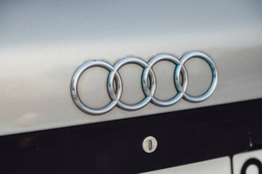Moskova. - Rusya. 2021 civarı. Audi Logo 'nun gri arabadaki yakın çekimi, Audi şu anda otomotiv üreten Alman markalı çokuluslu bir şirket..