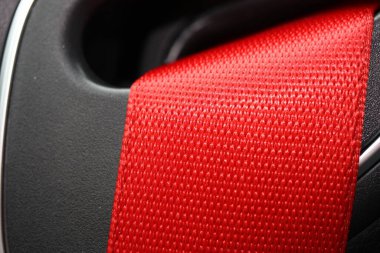 Özel kırmızı renkte bir araba emniyet kemerinin aşırı yakın çekimi