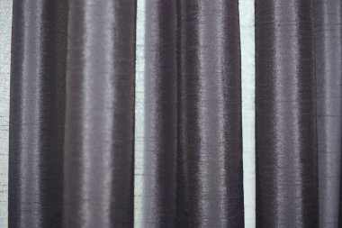 Mor perdeler ışık oyunuyla ve kısmen soyut bulanıklıkla yakın çekim yapar