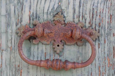 Eski bir kapının eski pirinç kapı tokmağı, İtalya, Roma