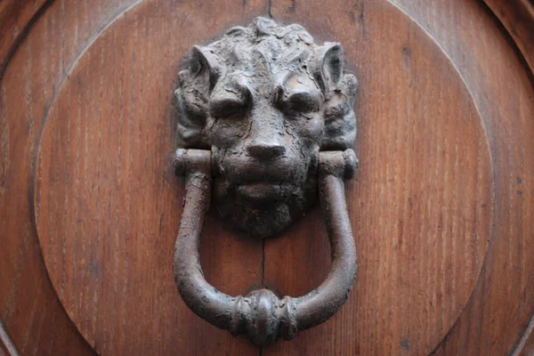 Ročník Mosazný Klepadlo Staré Dveře Itálie Řím — Stock fotografie